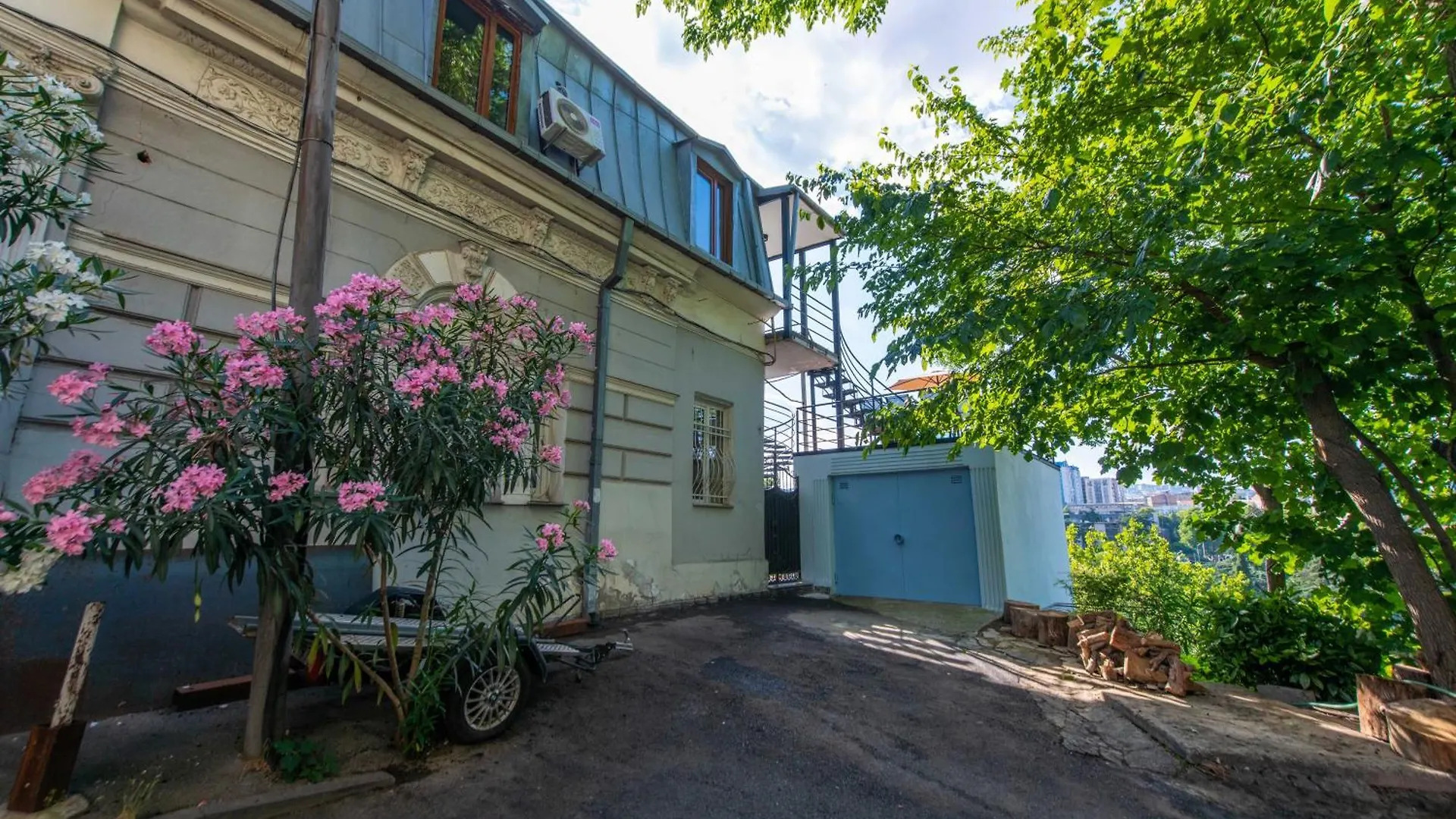Central Apartment With A Swimming Pool Tbilisi
